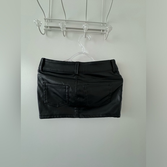 LOW-RISE BLACK LEATHER SKIRT - Picture 2 of 3